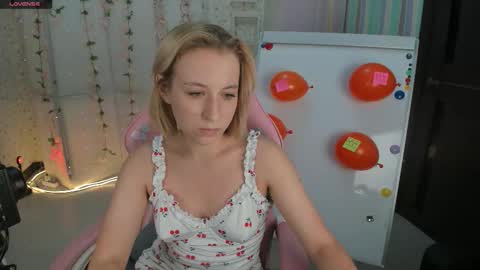Snapshot of emely_garcias chatting on 09.30.25 emelia online show from 09.30.25