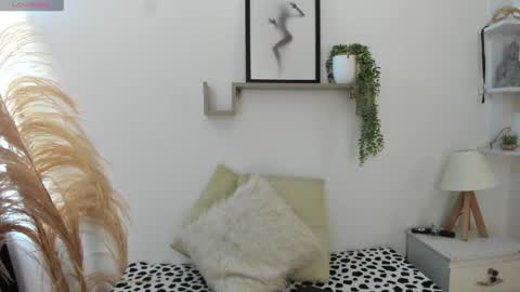 Snapshot of emi_carter chatting on 10.13.25 emi_carter online show from 10.13.25