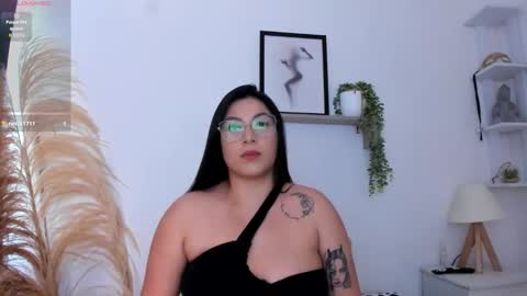 Snapshot of emi_carter chatting on 10.15.25 emi_carter online show from 10.15.25