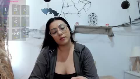 Snapshot of emi_carter chatting on 10.30.25 emi_carter online show from 10.30.25