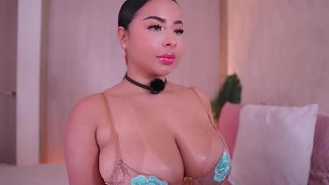 Snapshot of emiily_bell chatting on 10.16.25 online show from 10.16.25