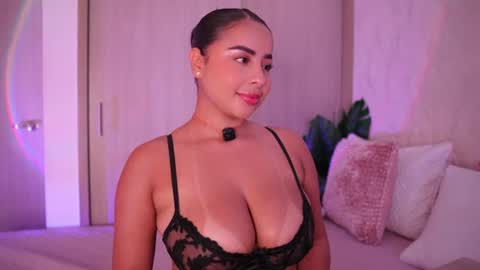 Snapshot of emiily_bell chatting on 07.08.26 online show from 07.08.26