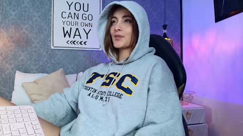 Snapshot of emiily_w1 chatting on 01.21.25 Emily online show from 01.21.25