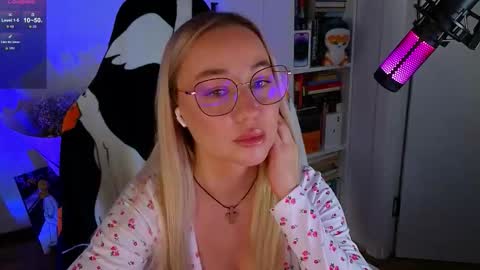 Snapshot of emili1_bc chatting on 10.04.25 Emili online show from 10.04.25