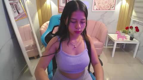 Snapshot of emilia_love_a chatting on 10.10.25 Emilia  online show from 10.10.25