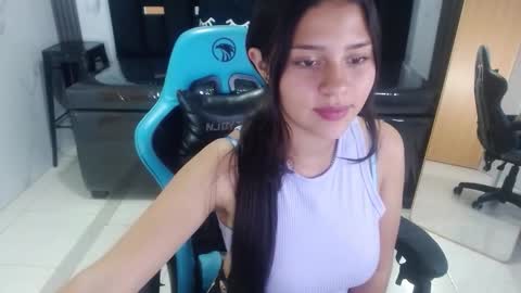 Snapshot of emilia_love_a chatting on 10.15.25 Emilia  online show from 10.15.25