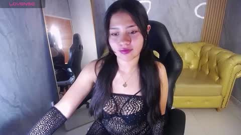Snapshot of emilia_love_a chatting on 10.21.25 Emilia  online show from 10.21.25