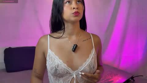 Snapshot of emilia_sexy09 chatting on 11.04.25 emilia_sexy09 online show from 11.04.25