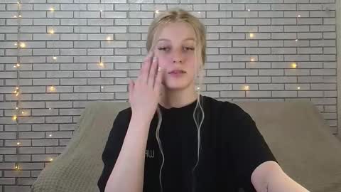 Snapshot of emiliaduchess chatting on 12.10.24 Amili online show from 12.10.24