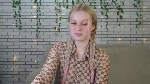 Snapshot of emiliaduchess chatting on 12.13.24 Amili online show from 12.13.24
