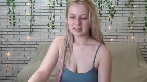 Snapshot of emiliaduchess chatting on 12.14.24 Amili online show from 12.14.24