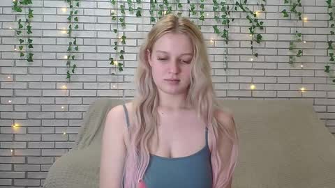 Snapshot of emiliaduchess chatting on 12.15.24 Amili online show from 12.15.24