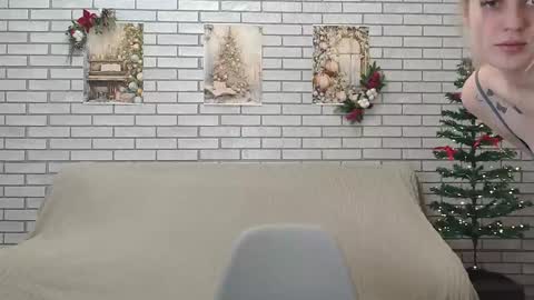 Snapshot of emiliaduchess chatting on 12.17.24 Amili online show from 12.17.24