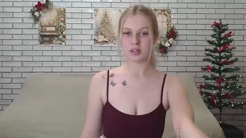 Snapshot of emiliaduchess chatting on 12.17.24 Amili online show from 12.17.24