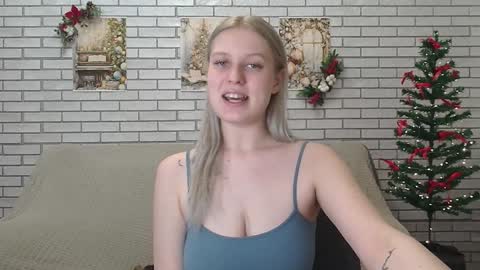 Snapshot of emiliaduchess chatting on 12.19.24 Amili online show from 12.19.24