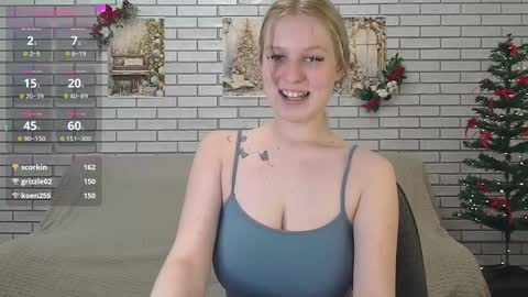Snapshot of emiliaduchess chatting on 12.28.24 Amili online show from 12.28.24