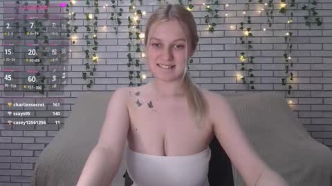 Snapshot of emiliaduchess chatting on 02.26.25 Amili online show from 02.26.25