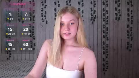 Snapshot of emiliaduchess chatting on 10.19.25 Amili online show from 10.19.25
