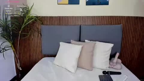 Snapshot of emillyharper_ chatting on 10.08.25 emillyharper_ online show from 10.08.25