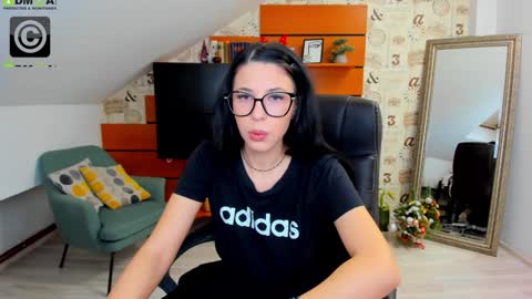 Snapshot of emillytaylor chatting on 12.20.24 EmillyTaylor online show from 12.20.24