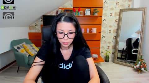 Snapshot of emillytaylor chatting on 12.20.24 EmillyTaylor online show from 12.20.24