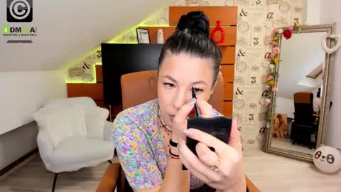 Snapshot of emillytaylor chatting on 10.27.25 EmillyTaylor online show from 10.27.25