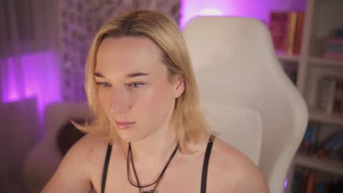 Em -  online show from 01.28.25