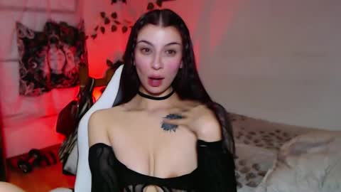 Snapshot of emily_mckey chatting on 10.04.25 Emily online show from 10.04.25