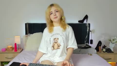 Snapshot of emilyangels chatting on 11.12.25 Baby Emelli online show from 11.12.25