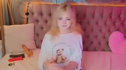 Snapshot of emilyangels chatting on 06.11.26 Baby Emelli online show from 06.11.26