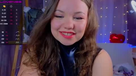 Snapshot of emilyart_ chatting on 03.08.25 artist Emily online show from 03.08.25
