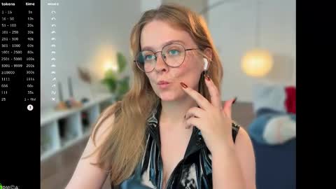 Snapshot of emilyforelsket chatting on 10.19.25 Emily  online show from 10.19.25