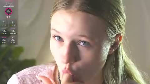 Snapshot of emilyhewell chatting on 06.13.26 Emi online show from 06.13.26