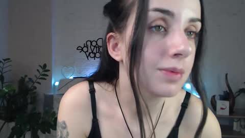 Snapshot of emilylayer chatting on 03.10.25 Emyli online show from 03.10.25