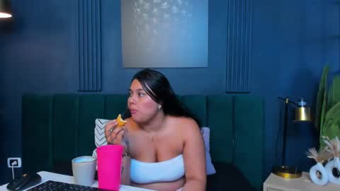 Snapshot of emilythyson chatting on 10.29.25 Emily Thyson online show from 10.29.25