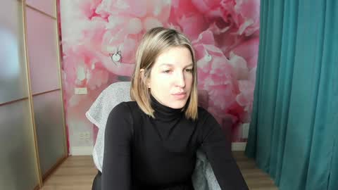Snapshot of emilywalkers chatting on 12.11.24 EmilyWalkers online show from 12.11.24