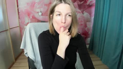 Snapshot of emilywalkers chatting on 12.11.24 EmilyWalkers online show from 12.11.24