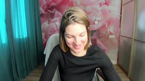 Snapshot of emilywalkers chatting on 12.13.24 EmilyWalkers online show from 12.13.24