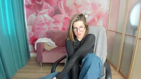 Snapshot of emilywalkers chatting on 01.03.25 EmilyWalkers online show from 01.03.25