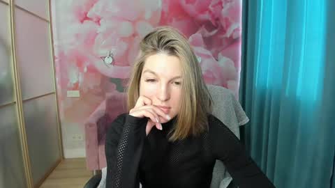 Snapshot of emilywalkers chatting on 01.05.25 EmilyWalkers online show from 01.05.25