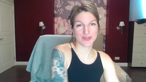 Snapshot of emilywalkers chatting on 01.22.25 EmilyWalkers online show from 01.22.25