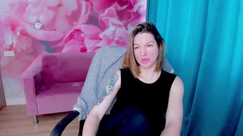 Snapshot of emilywalkers chatting on 02.10.25 EmilyWalkers online show from 02.10.25