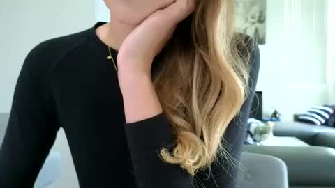 Snapshot of emilyy_miller chatting on 10.17.25 emilly online show from 10.17.25