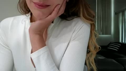 Snapshot of emilyy_miller chatting on 10.22.25 emilly online show from 10.22.25