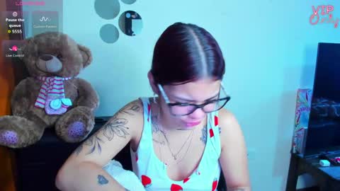 Snapshot of emma_boo_ chatting on 05.15.26 emma_boo_ online show from 05.15.26
