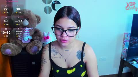 Snapshot of emma_boo_ chatting on 05.17.26 emma_boo_ online show from 05.17.26