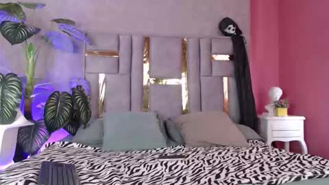 Snapshot of emma_fg chatting on 10.22.25 Valeria  online show from 10.22.25