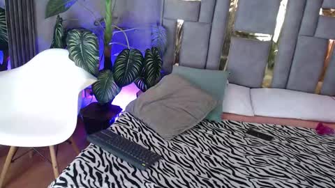 Snapshot of emma_fg chatting on 10.24.25 Valeria  online show from 10.24.25