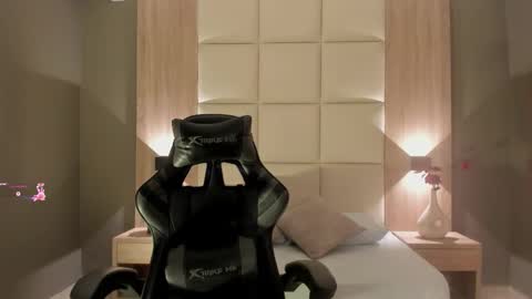 Snapshot of emma_fhox chatting on 11.02.25 E M M A online show from 11.02.25