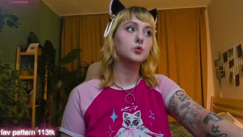 Snapshot of emma_thomps chatting on 05.04.26 Rose online show from 05.04.26